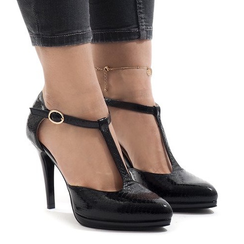 A509-22-2-pilarin mustat pumput