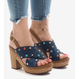 Sininen sandaalit alustalla 1669