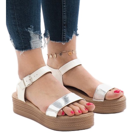 Valkoiset sandaalit lavalla 22-07 valkoinen
