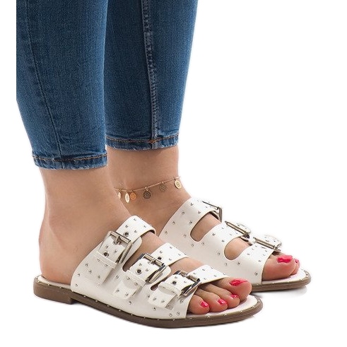 Valkoiset tossut, joissa nastat ja solki F-3659 valkoinen