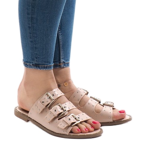 Vaaleanpunaiset tossut, joissa nastat ja solki F-3659 vaaleanpunainen