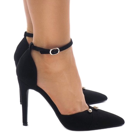 Mustat pumput tapissa M1L3223-13