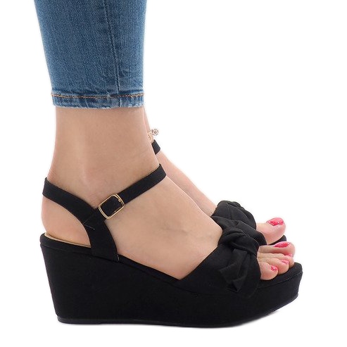 Mustat kiilasandaalit, joissa keula F055