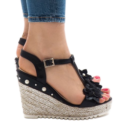 Mustat kiila-sandaalit kukilla T-682-5