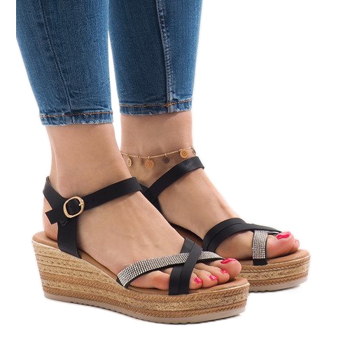 Mustat sandaalit WS8816 -alustalla