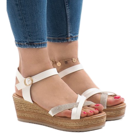 Valkoiset sandaalit WS8816 -alustalla valkoinen