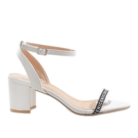 Valkoiset sandaalit mokkanahalla S-7347 valkoinen
