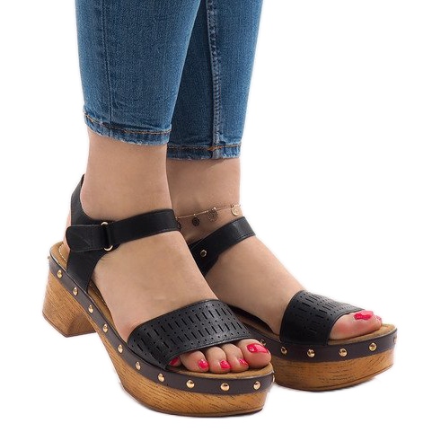 Mustat sandaalit FM4142 -alustalla