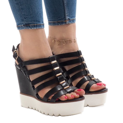 Mustat sandaalit MC-12-alustalla