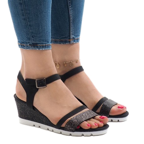 Mustat sandaalit Y-8217-alustalla