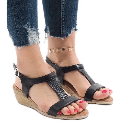 Mustat sandaalit S-256-alustalla