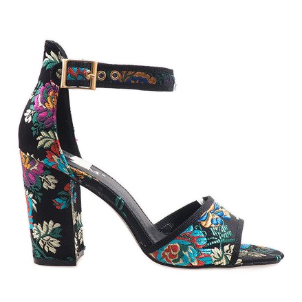 Mustat sandaalit postissa 77-14