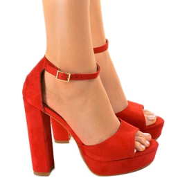 Punaiset sandaalit D08 -postissa punainen