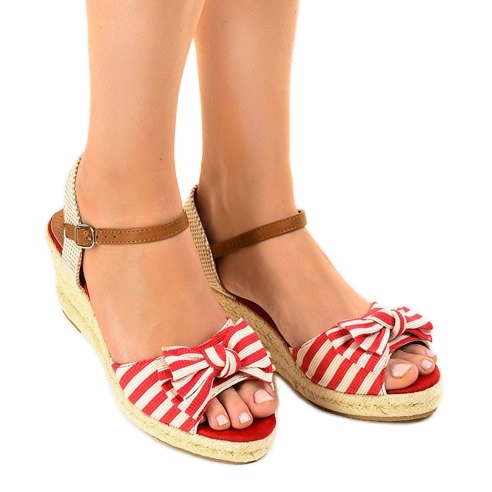 Punaiset kiilasandaalit, joissa keula W032 punainen