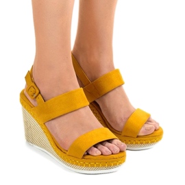 Keltaiset kiilamaiset sandaalit U-6291 keltainen