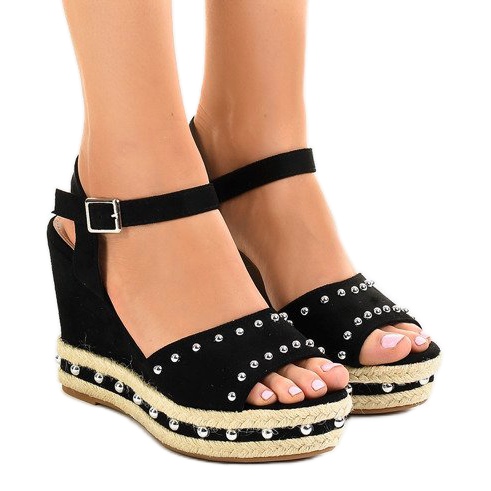 Mustat kiila-sandaalit helmillä 77-32