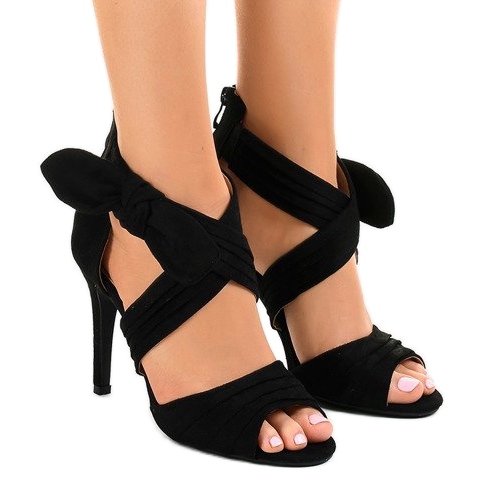 Mustat mokkanahkaiset sandaalit, joissa rusetti J-23