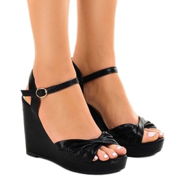 Mustat kiiltävät kiilamaiset sandaalit JM-M215M