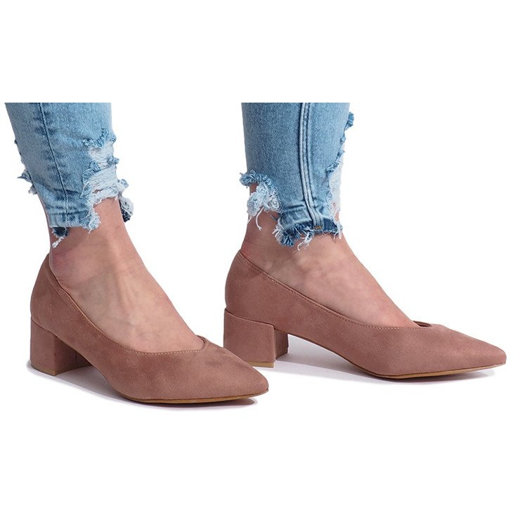 Vaaleanpunaiset pumput sydänpylväässä vaaleanpunainen