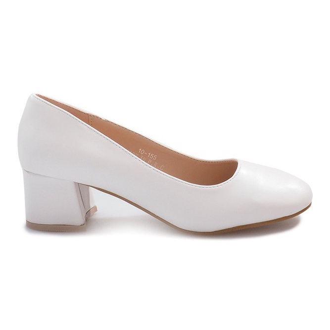 Valkoiset pumput Rendan pylväässä ruskea