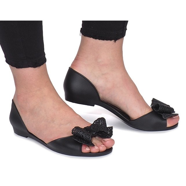 Mustat Meliski -sandaalit Delmar -jousella