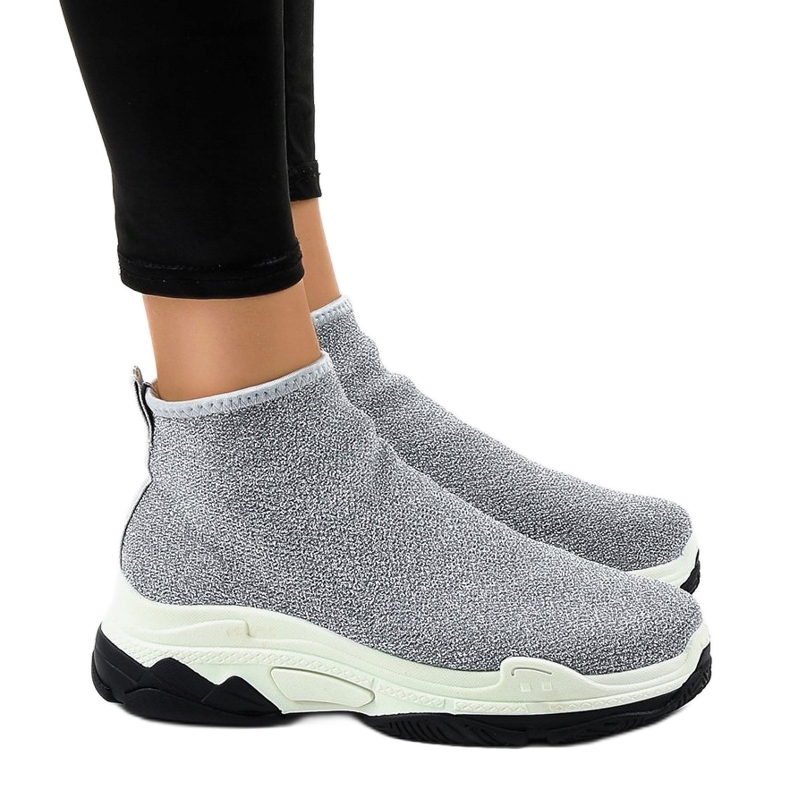 Harmaat urheilukengät, joissa LA33P -kuminauha