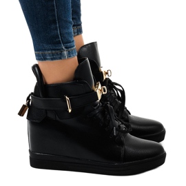 Mustat kiilakengät, joissa on H6600A -solki