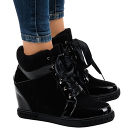 Muodikkaat mustat kiilamaiset lenkkarit KLS-109-3