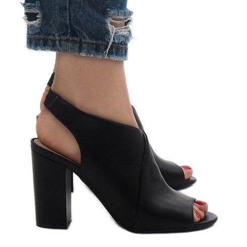 Mustat saappaat auki postitse 0280-86