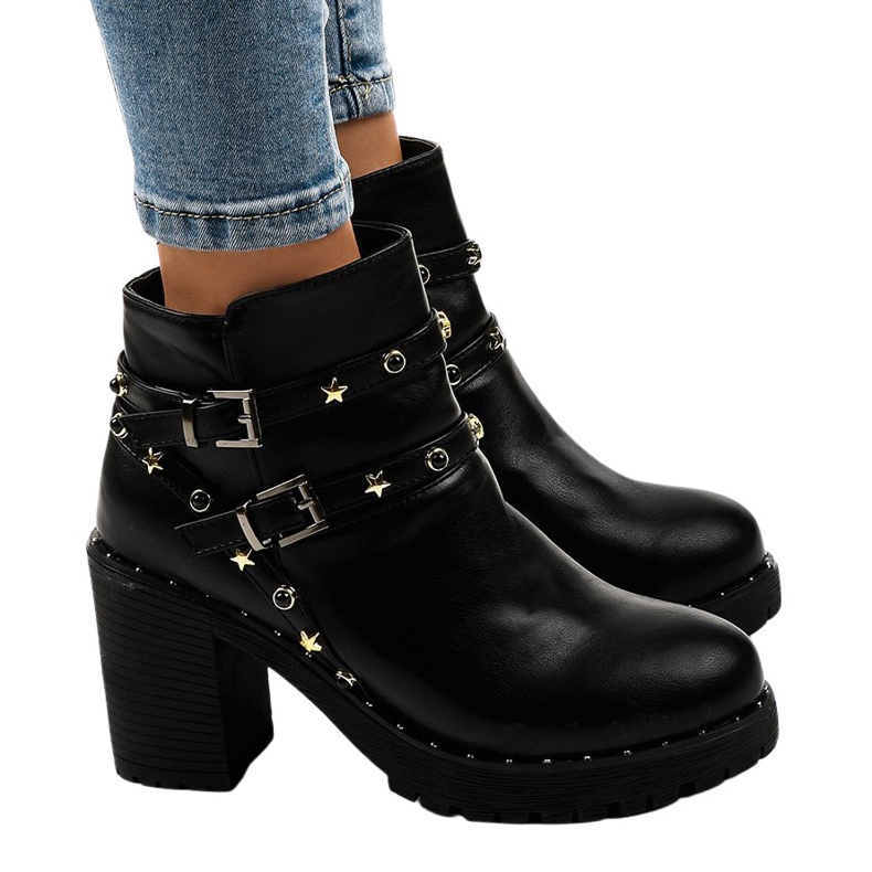 Mustat nilkkurit, joissa tähdet D37-9