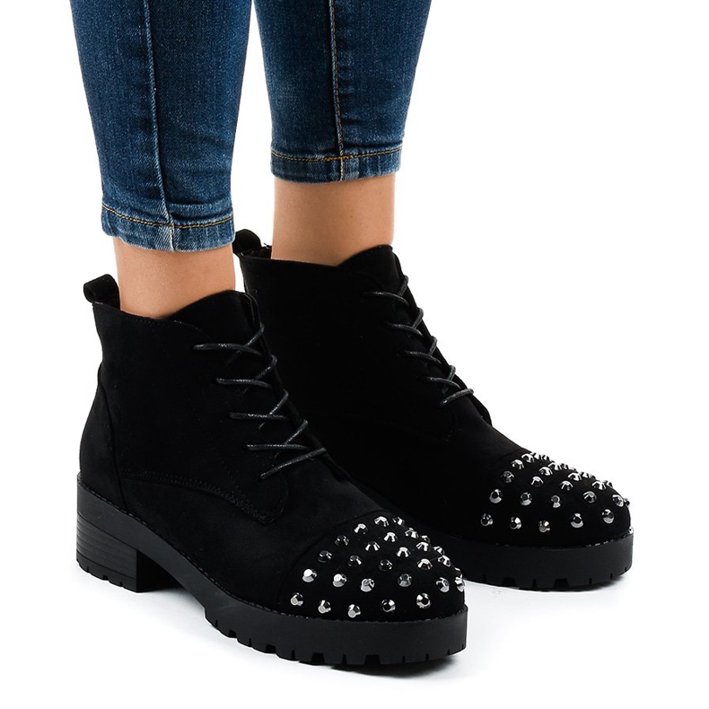 Mustat nauhoitetut nilkkurit, joissa nastat 2017-10