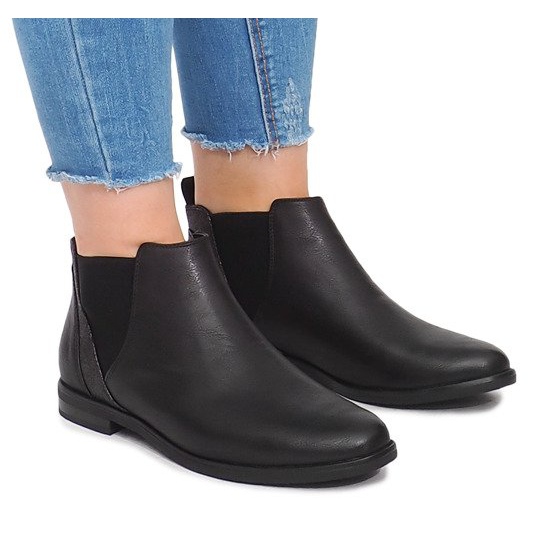 Mustat saappaat pyyhekumilla 951-PA