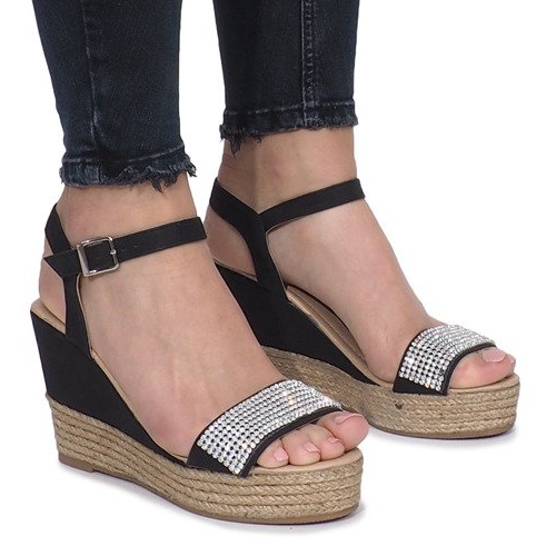 Mustat sandaalit herkällä Diamond Shine -kiilokorolla