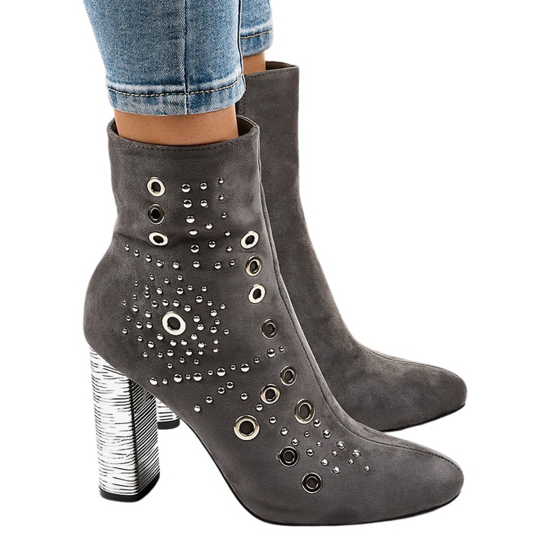 Harmaat mokkakengät AE28P -pylväässä Harmaat mokkakengät AE28P -pylväässä