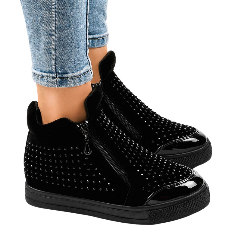 Mustat kiilamaiset lenkkarit R51-1-vetoketjulla