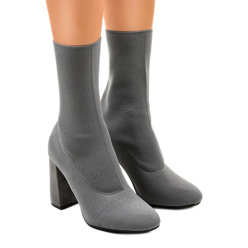 Harmaat saappaat QQ08 -postissa