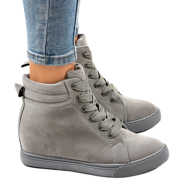 Harmaat lenkkarit kiilassa TL50-3