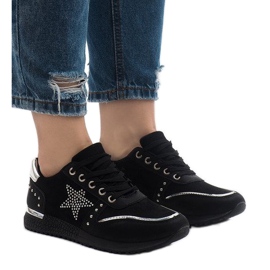 Mustat urheilukengät, joiden tähti on XSM101-19