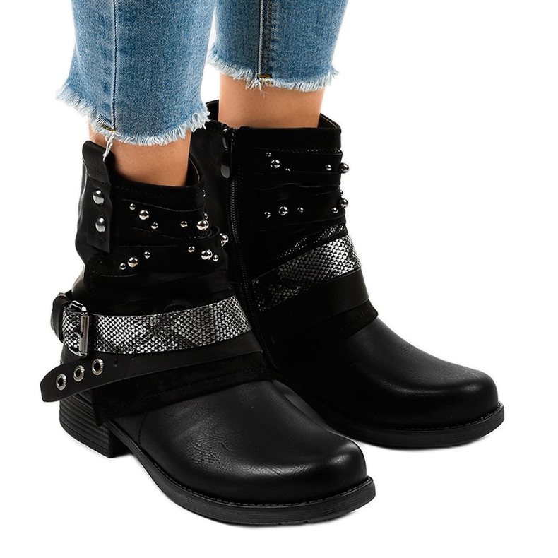 Mustat eristetyt saappaat, runsaasti koristeltu 17103-1A