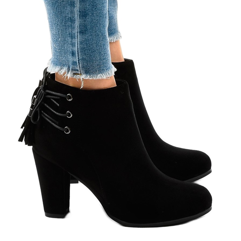 Mustat mokkanahkaiset saappaat JA75 -pylväässä