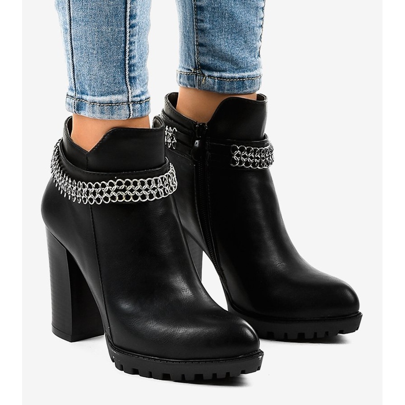 Mustat saappaat postilla ketjulla 13X992-51A