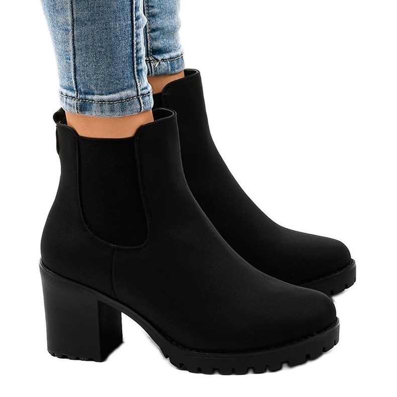 Mustat eristetyt saappaat pylväässä B2881-KB