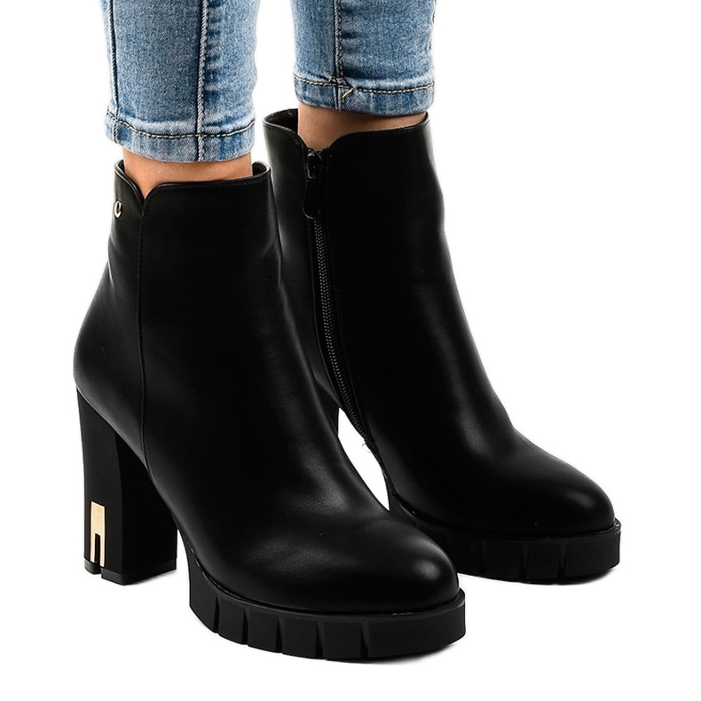 Mustat nilkkurit HX16041-46 vetoketjulla