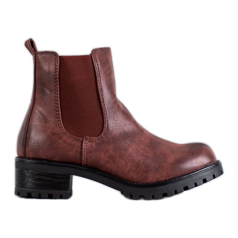 Jennika Saappaat alustalla punainen