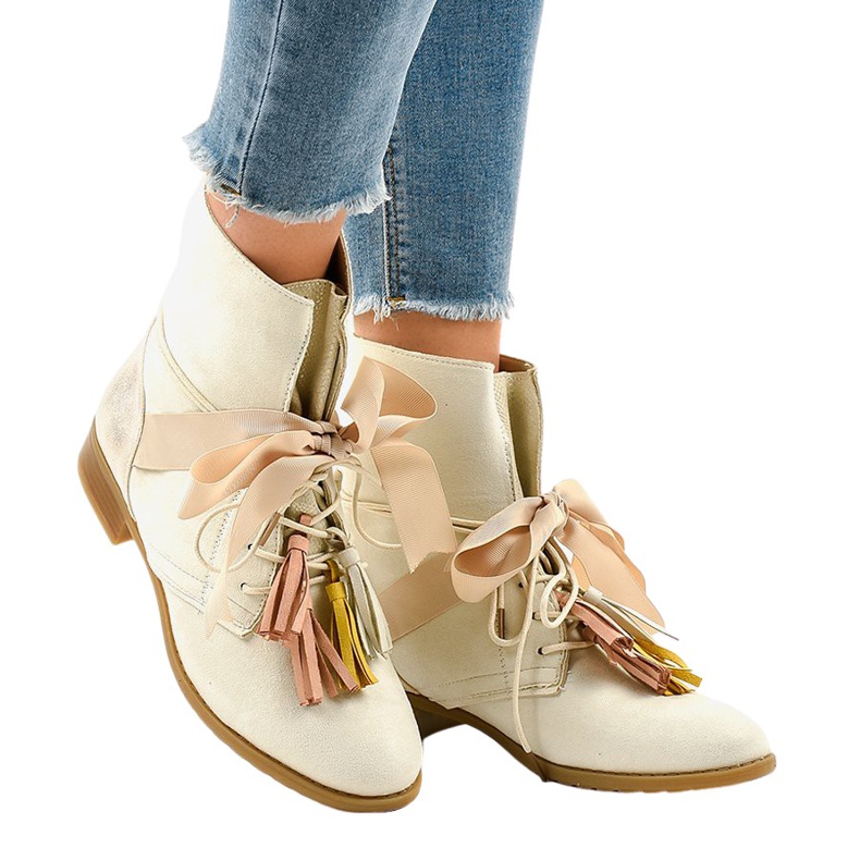 Beige litteät saappaat, sidottu hapsuilla A-226