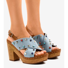 Sininen sandaalit alustalla 1669