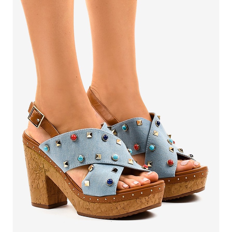 Sininen sandaalit alustalla 1669