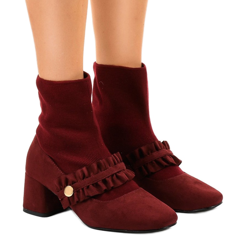 Punaiset veluuripumput JM8118Y -pylväässä punainen