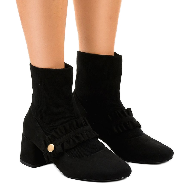 Musta veluuripumppu JM8118Y -pylväässä