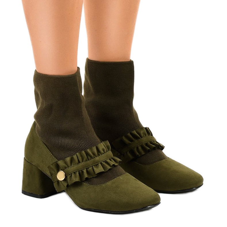 Vihreä veluuripumppu JM8118Y -pylväässä